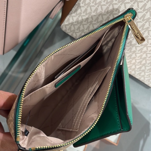 MICHAEL KORS JET SET ITEM LG 2 in 1 CARD CASE & WRISTLET
Palmetto Green
NWT - Picture 7 of 16